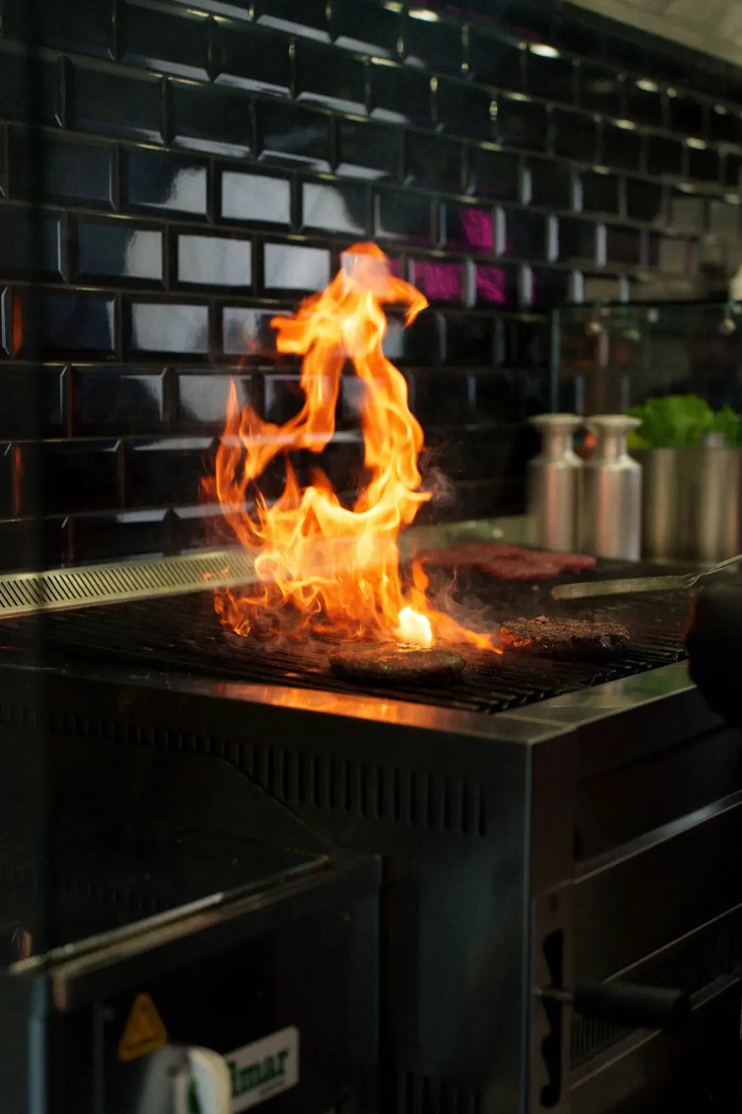 Offene Flamme am Grill in der Burger-One-Küche