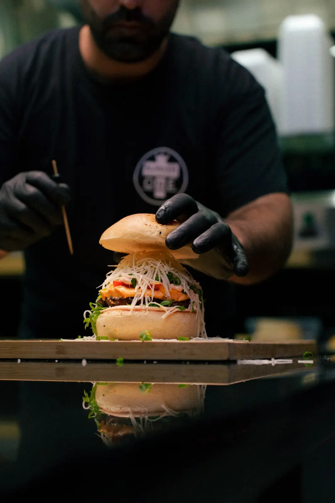 Burger wird frisch in der Küche belegt