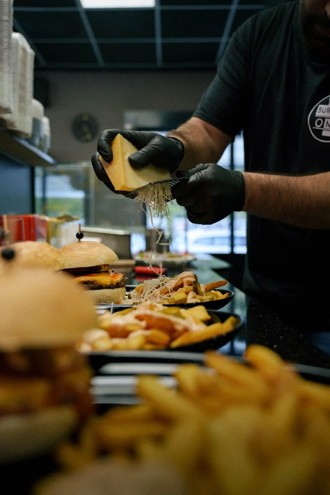 Frische Zubereitung von Burgern und Pommes