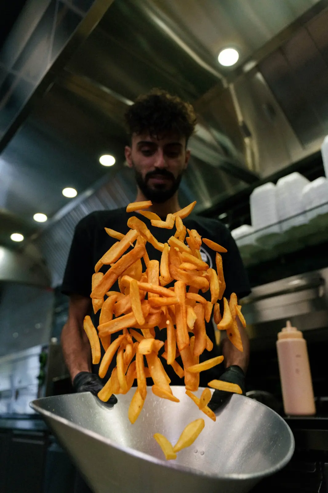 Frisch zubereitete Pommes in der Burger-One-Küche