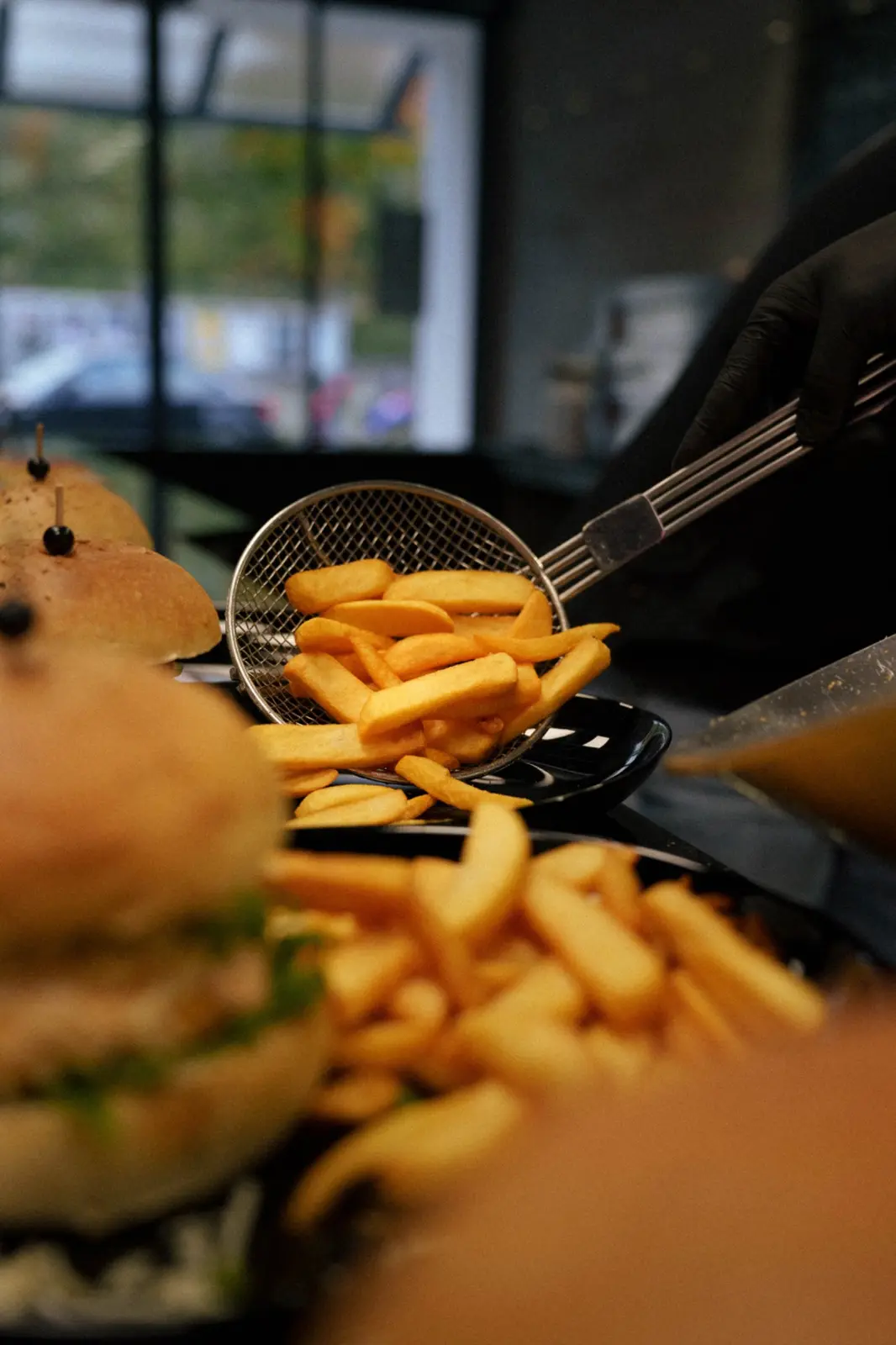Pommes werden frisch angerichtet