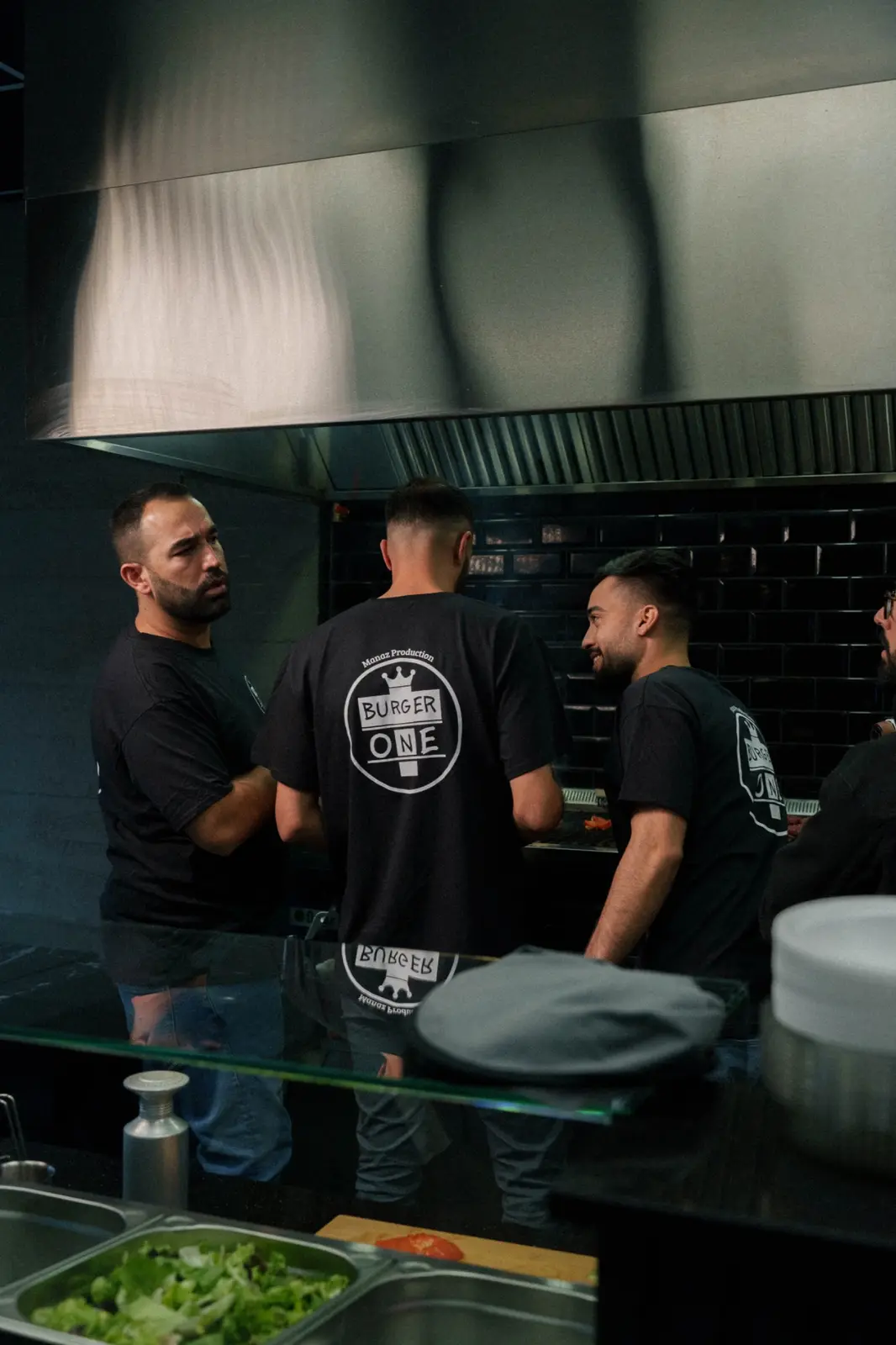 Das Burger-One-Team bei der Arbeit in der Küche