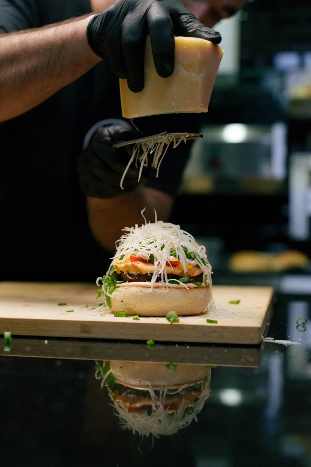 Burger One Burger wird frisch mit Parmesan verfeinert