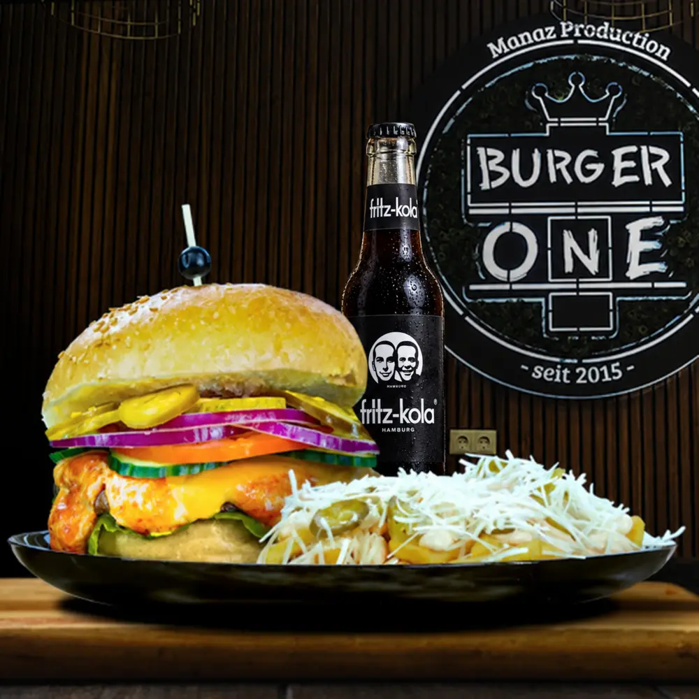 Serviervorschlag eines Burgers mit Beilage und Getränk
